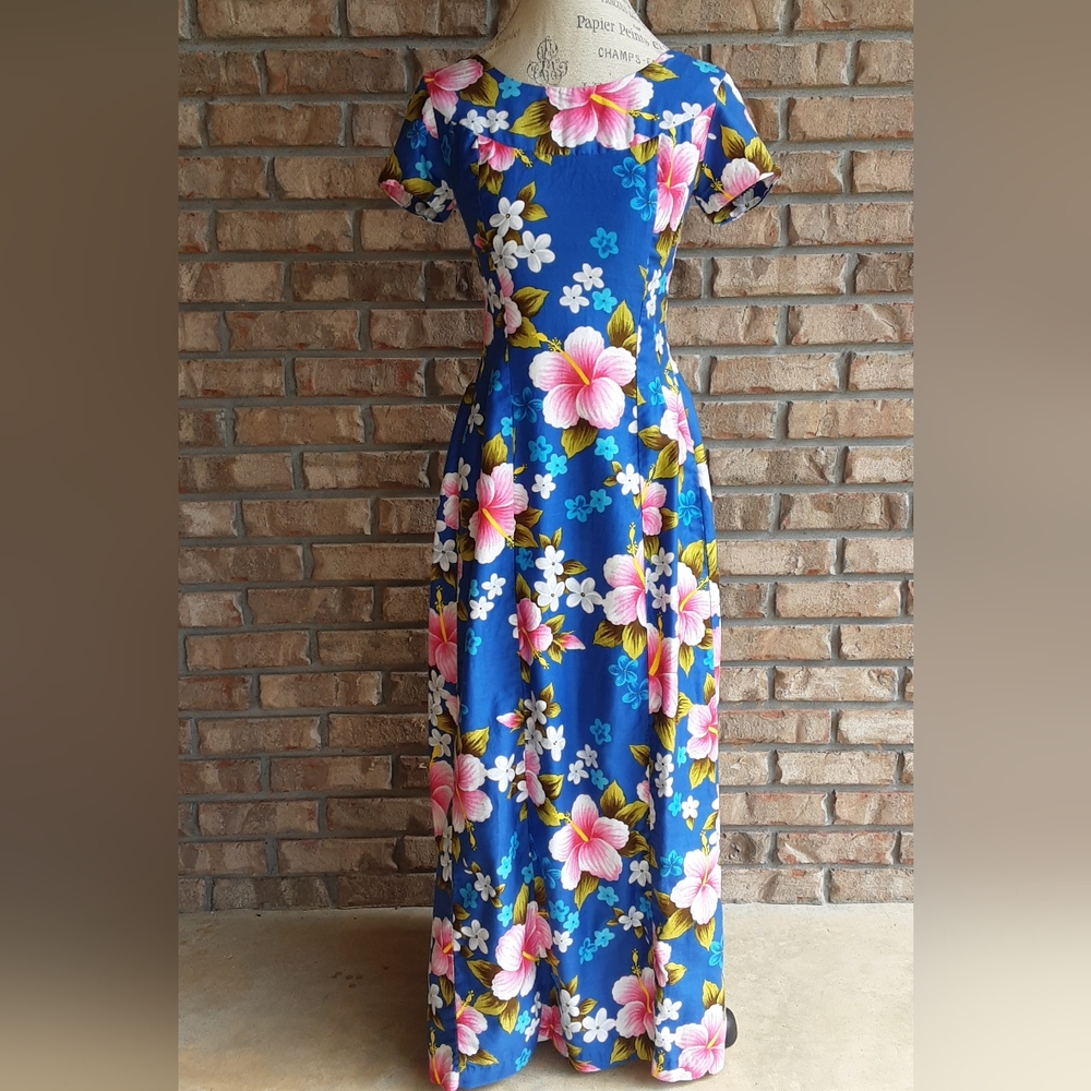 Ui-Maikai Vintage Hawaiian Floral Print Short Sleeve Maxi Dress.